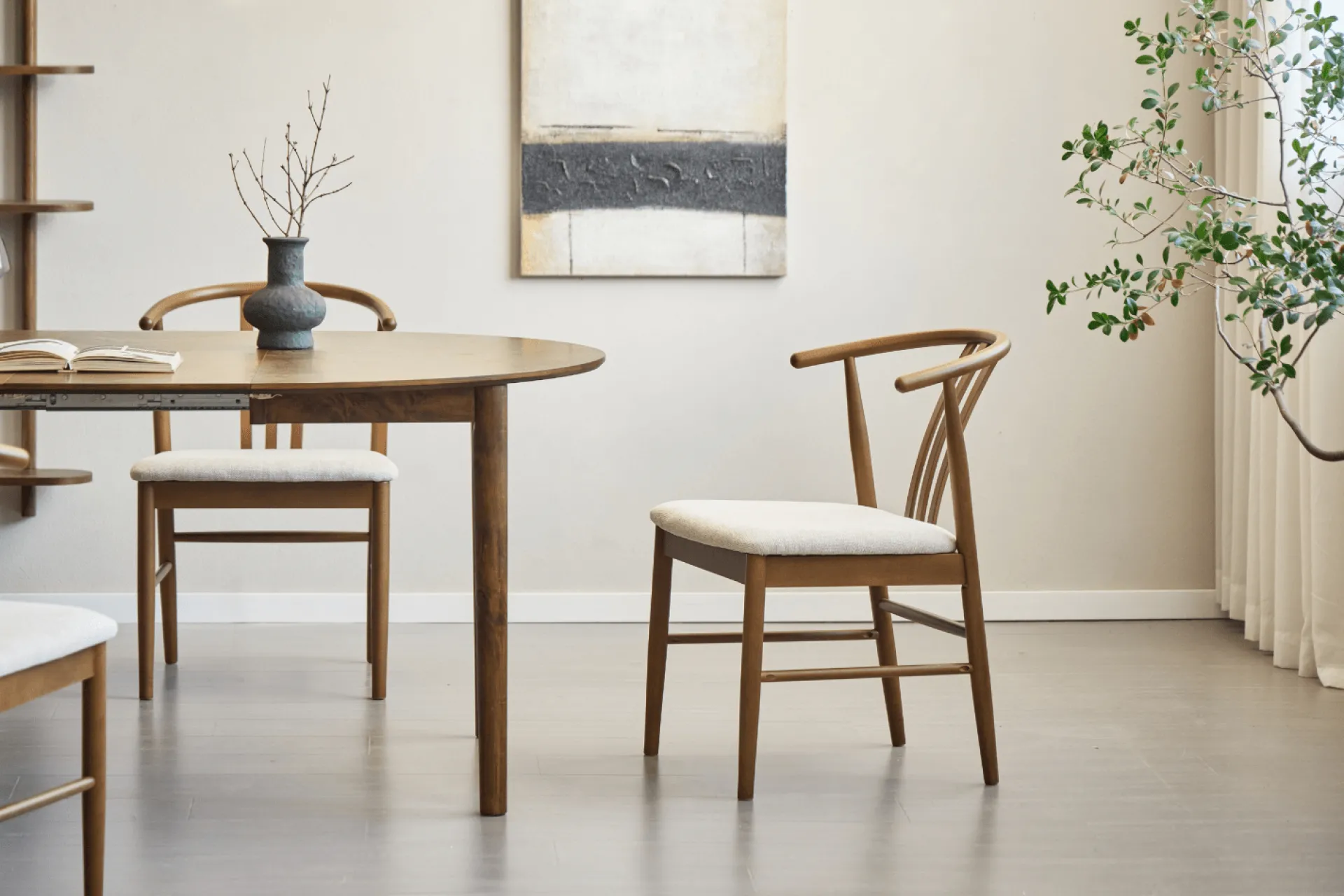 Outlet Nimara Lizzie spisebordsstol i røget bøg med polstret sæde i beige