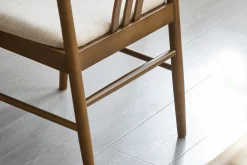 Outlet Nimara Lizzie spisebordsstol i røget bøg med polstret sæde i beige