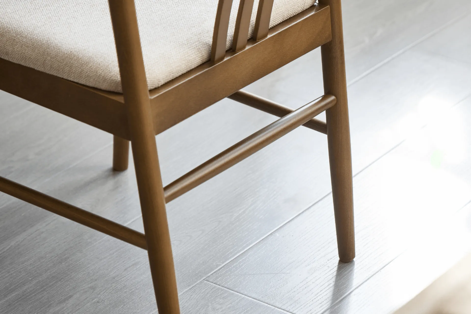 Outlet Nimara Lizzie spisebordsstol i røget bøg med polstret sæde i beige