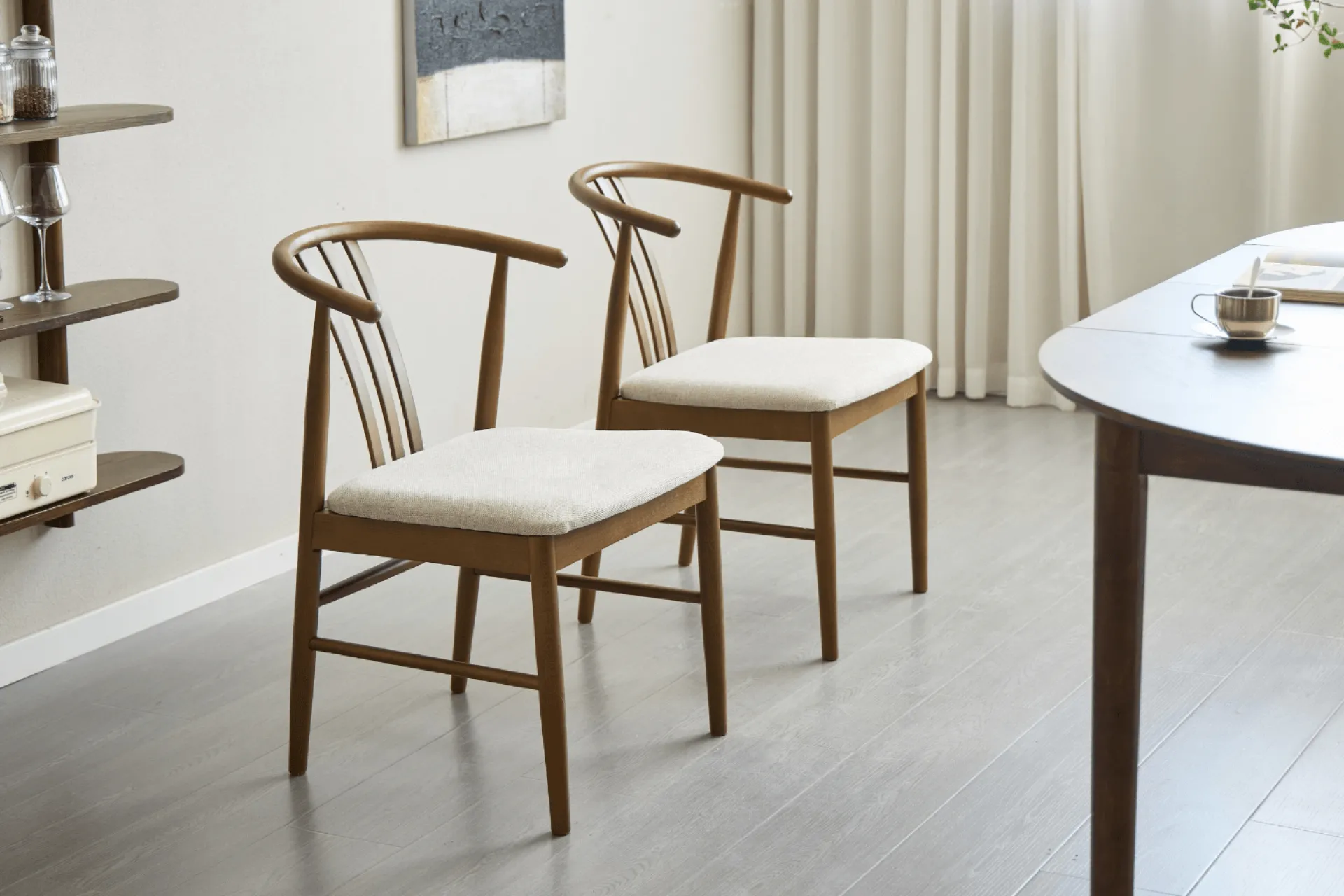 Outlet Nimara Lizzie spisebordsstol i røget bøg med polstret sæde i beige