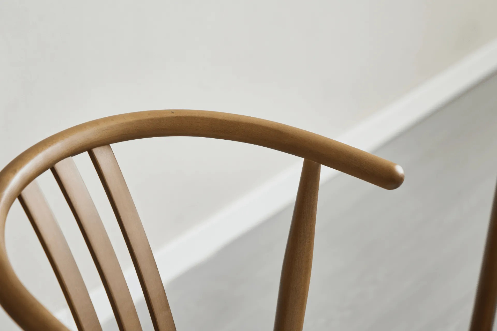 Outlet Nimara Lizzie spisebordsstol i røget bøg med polstret sæde i beige