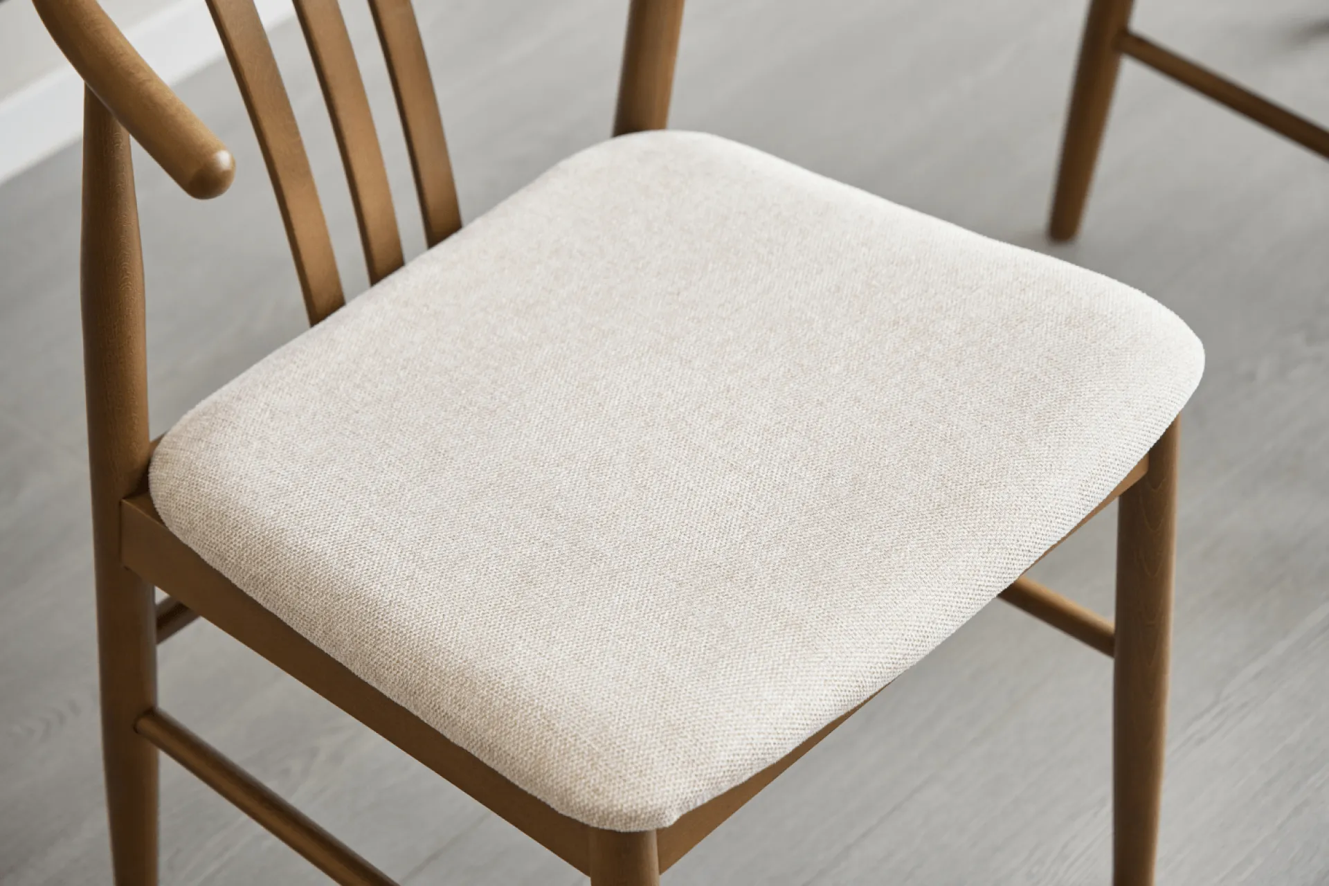 Outlet Nimara Lizzie spisebordsstol i røget bøg med polstret sæde i beige