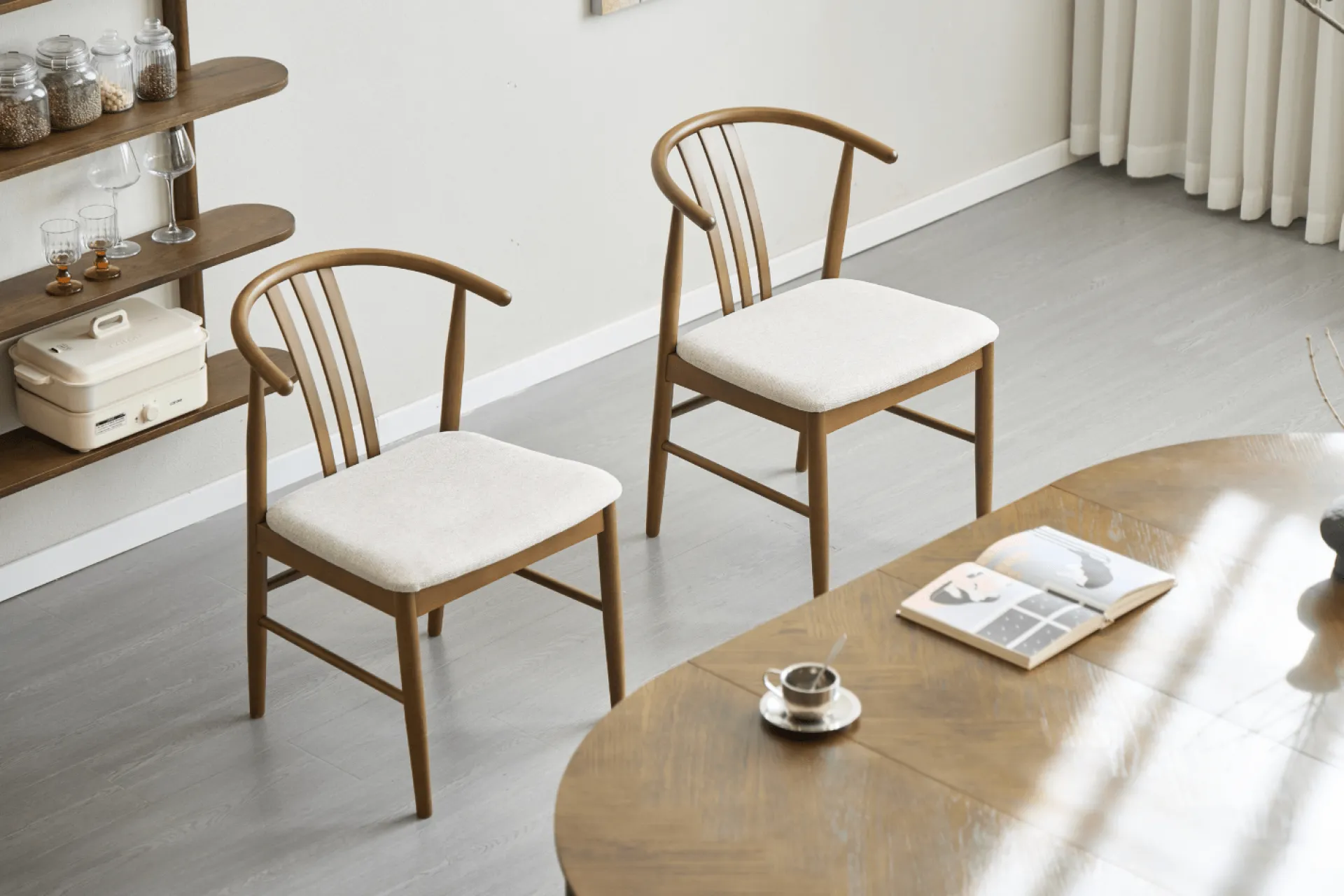 Outlet Nimara Lizzie spisebordsstol i røget bøg med polstret sæde i beige
