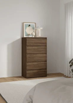 Hot Nimara Maise kommode H:114 x B:65 x D:41 cm med 5 skuffer i røget egelook