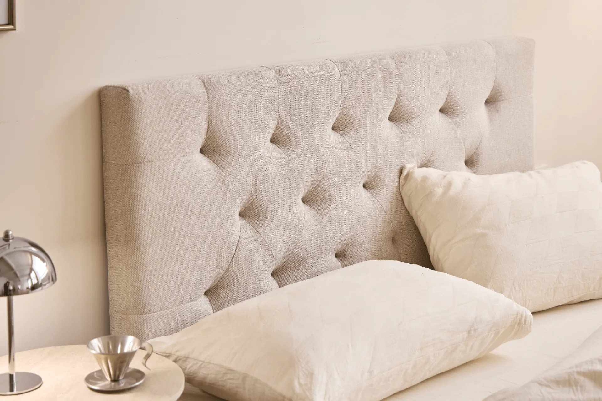 Best Nimara Nia sengegavl 140x63 cm i beige tekstil