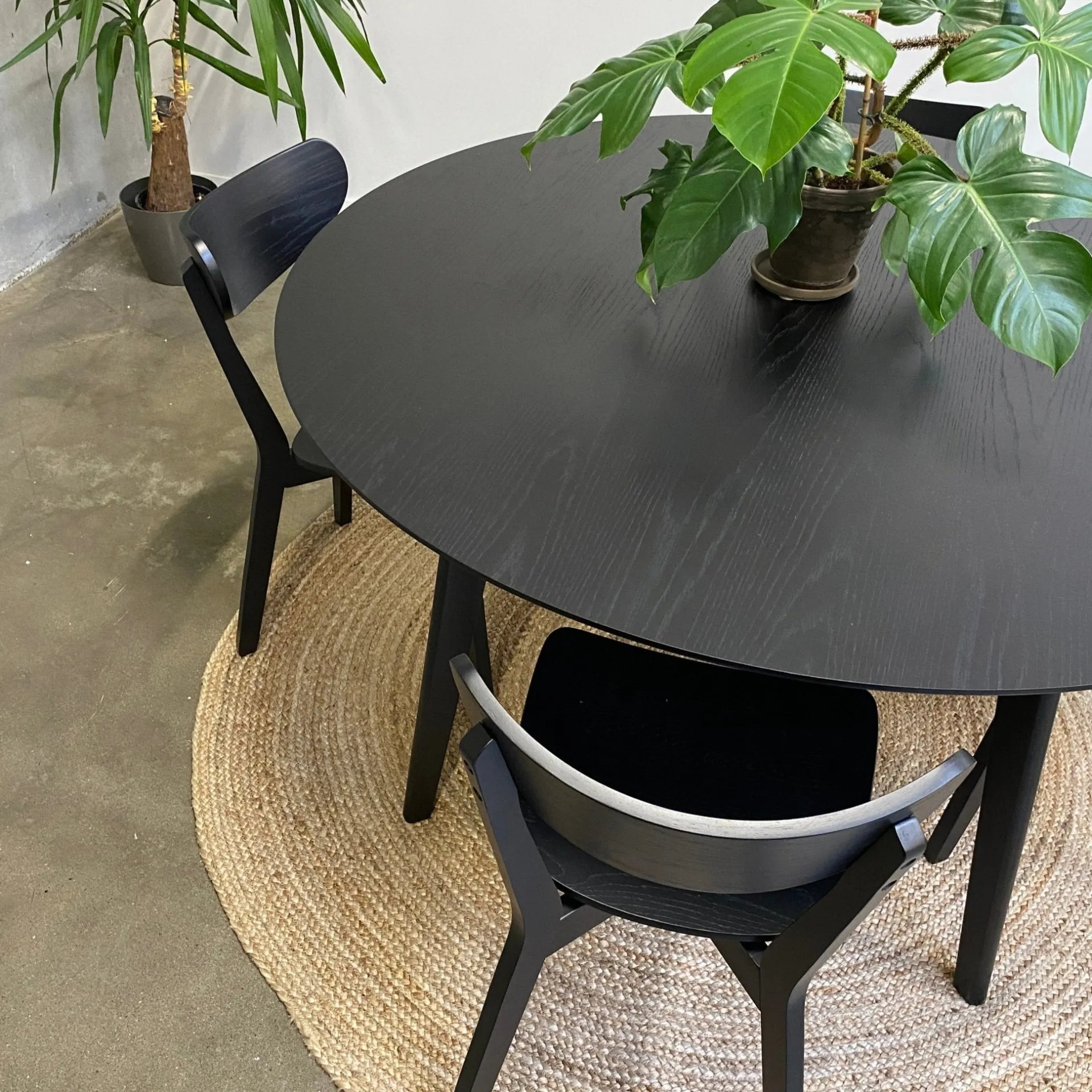 Best Nimara Rickie spisebord i sort Ø140 cm