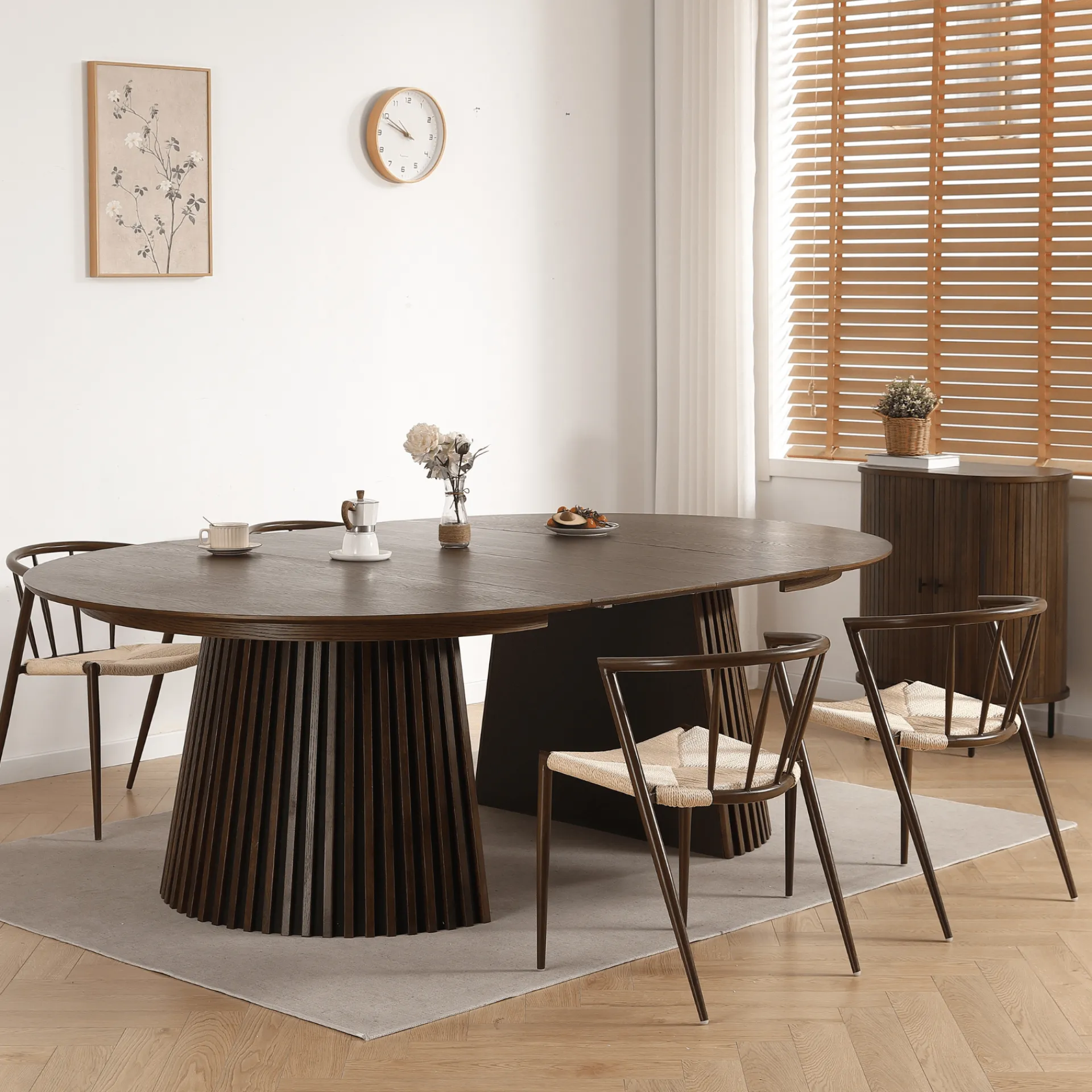 New Nimara Spisebordssæt - Lewis lamel spisebord Ø120 cm med udtræk i røget egefiner + 6 x Bella spisebordsstole i røget eg