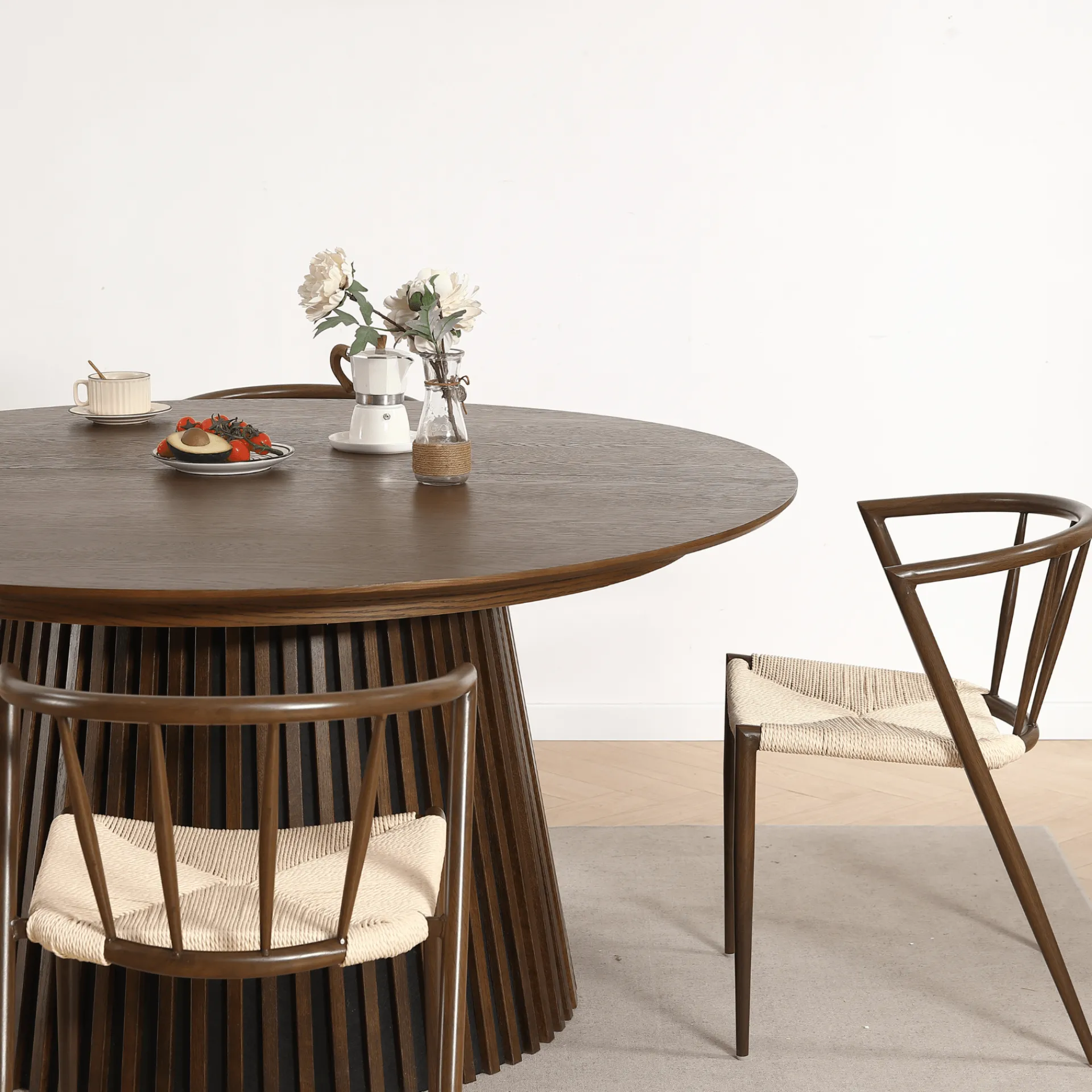 New Nimara Spisebordssæt - Lewis lamel spisebord Ø120 cm med udtræk i røget egefiner + 6 x Bella spisebordsstole i røget eg