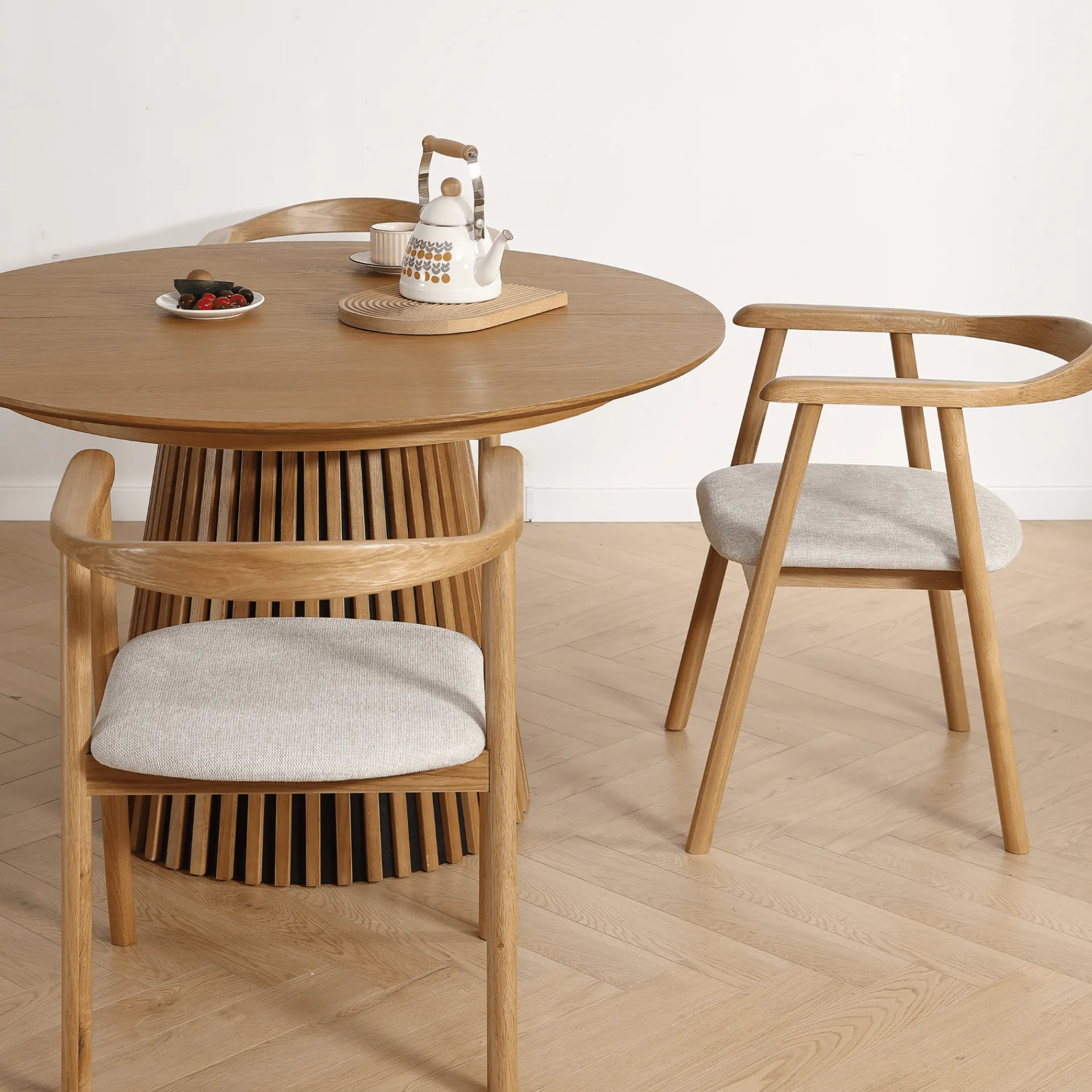 Online Nimara Spisebordssæt - Lewis lamel spisebord Ø120 cm med udtræk i egefiner + 4 x Jocelyn spisebordsstole i eg