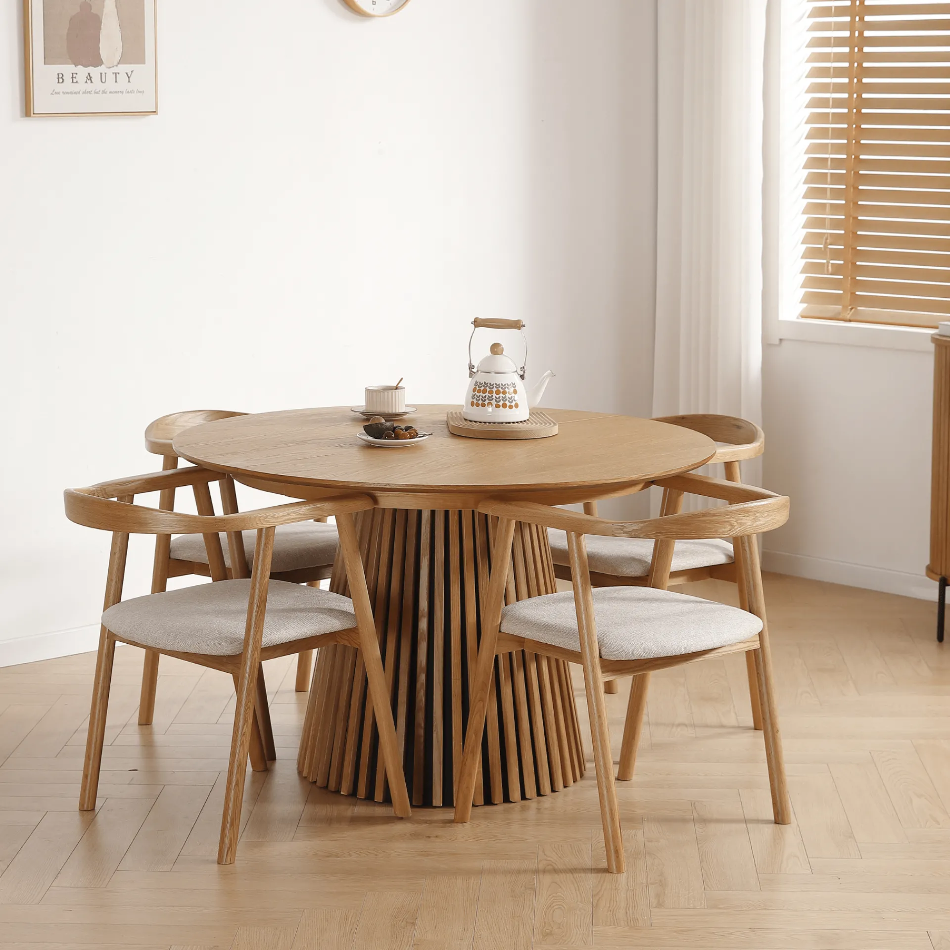 Online Nimara Spisebordssæt - Lewis lamel spisebord Ø120 cm med udtræk i egefiner + 4 x Jocelyn spisebordsstole i eg