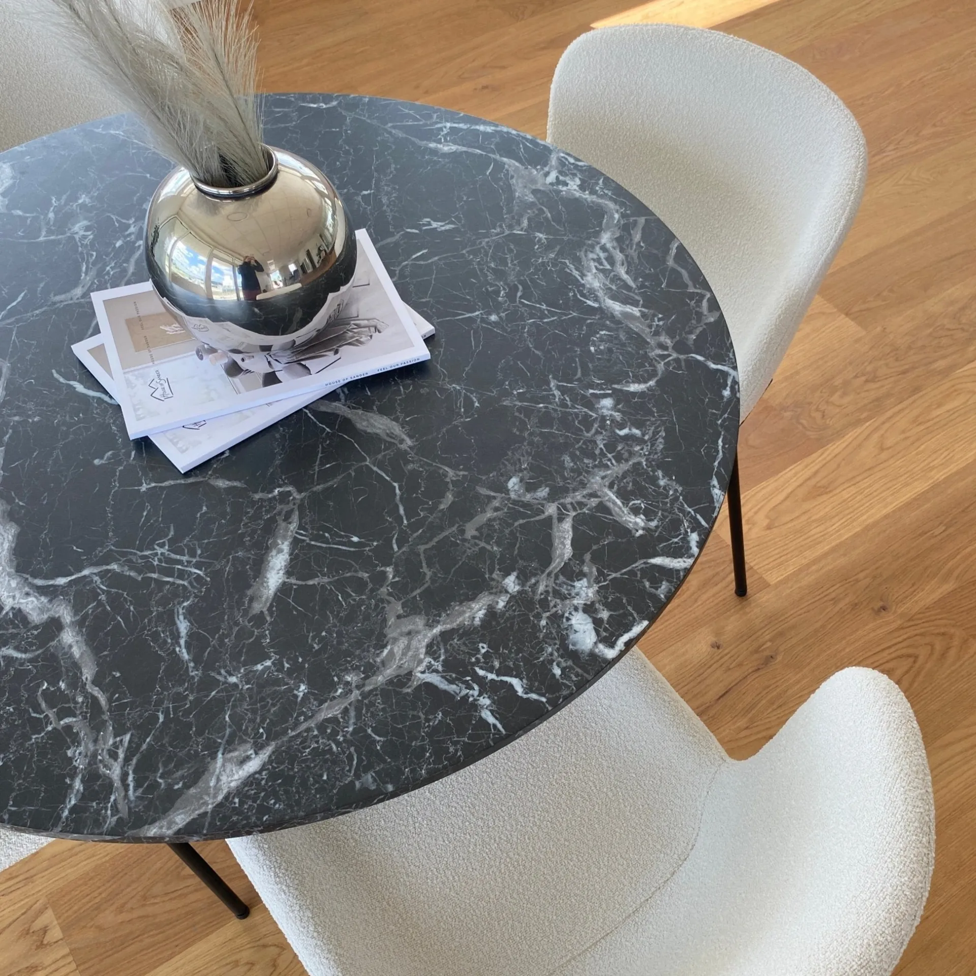 Outlet Nimara Zander - Rundt sort marmor-look spisebord med trompetfod - Ø100 cm